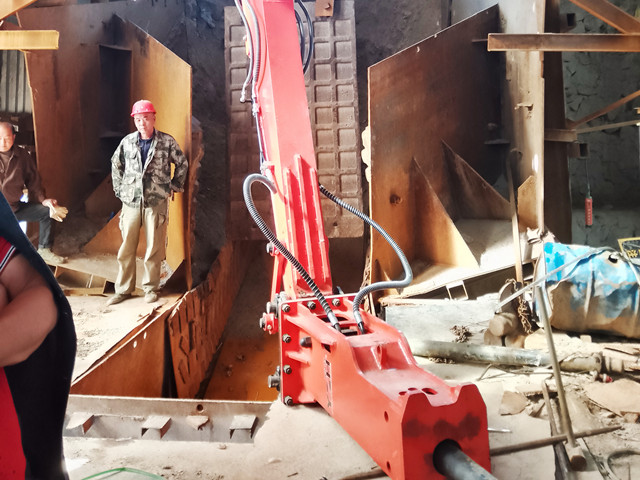 Guangxi Quarry Installed YZH Pedestal Boom Breaker Next To Crusher