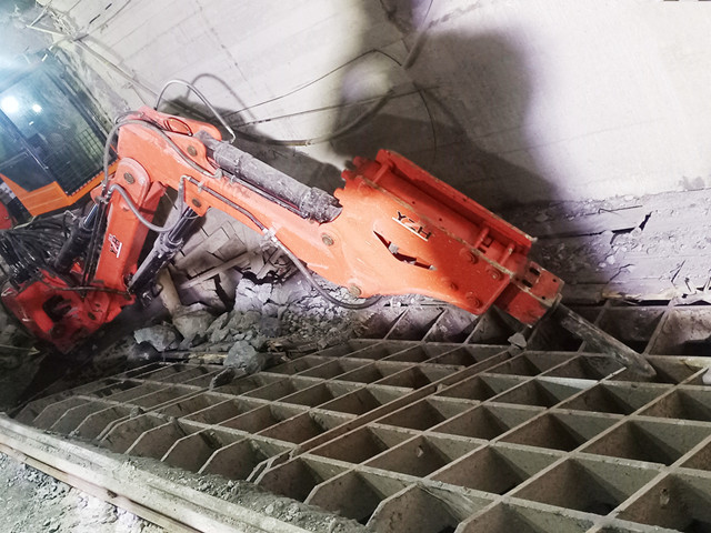 YZH Rockbreaker Boom System Solves Clogging Of Grizzly Screen In Inner Mongolia Underground Mine
