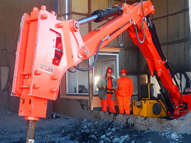 LaiGang Group Installed Another Stationary Type Pedestal Rock breaker Boom System