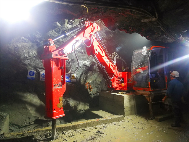 Pedestal Rock Breaker Boom System Breaks Boulders Under The Underground Mine