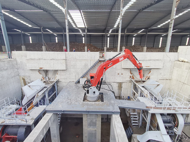 Shandong Ecological Environmental Protection Plant Installed a Fixed Pedestal Boom Rockbreaker Systems To Successfully Solve The Blockage of Discharge Port of Jaw Crushers