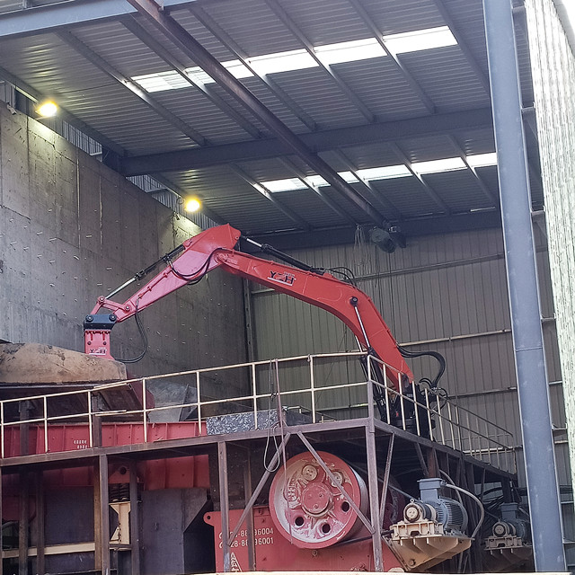 YZH WHC860 Breaker Booms