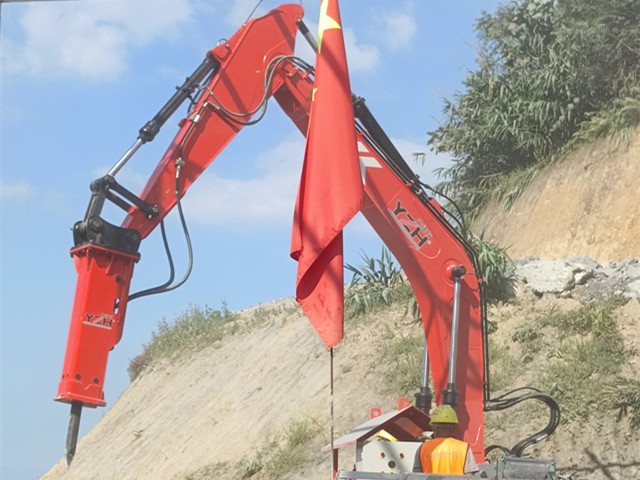 Fixed Rock Breaker Boom System Quickly Break Large Stones in The Aggregate Plant