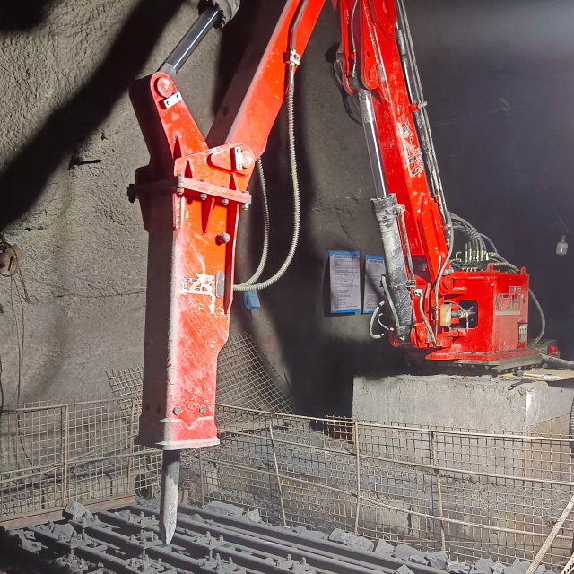 High‑Efficiency Remote‑Controlled Pedestal Rockbreaker Boom for Mining Crushing
